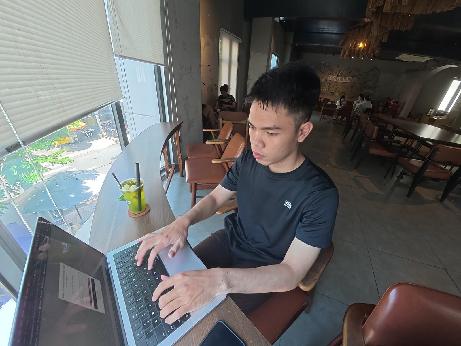 Làm việc từ xa ở quán cà phê dưới quê