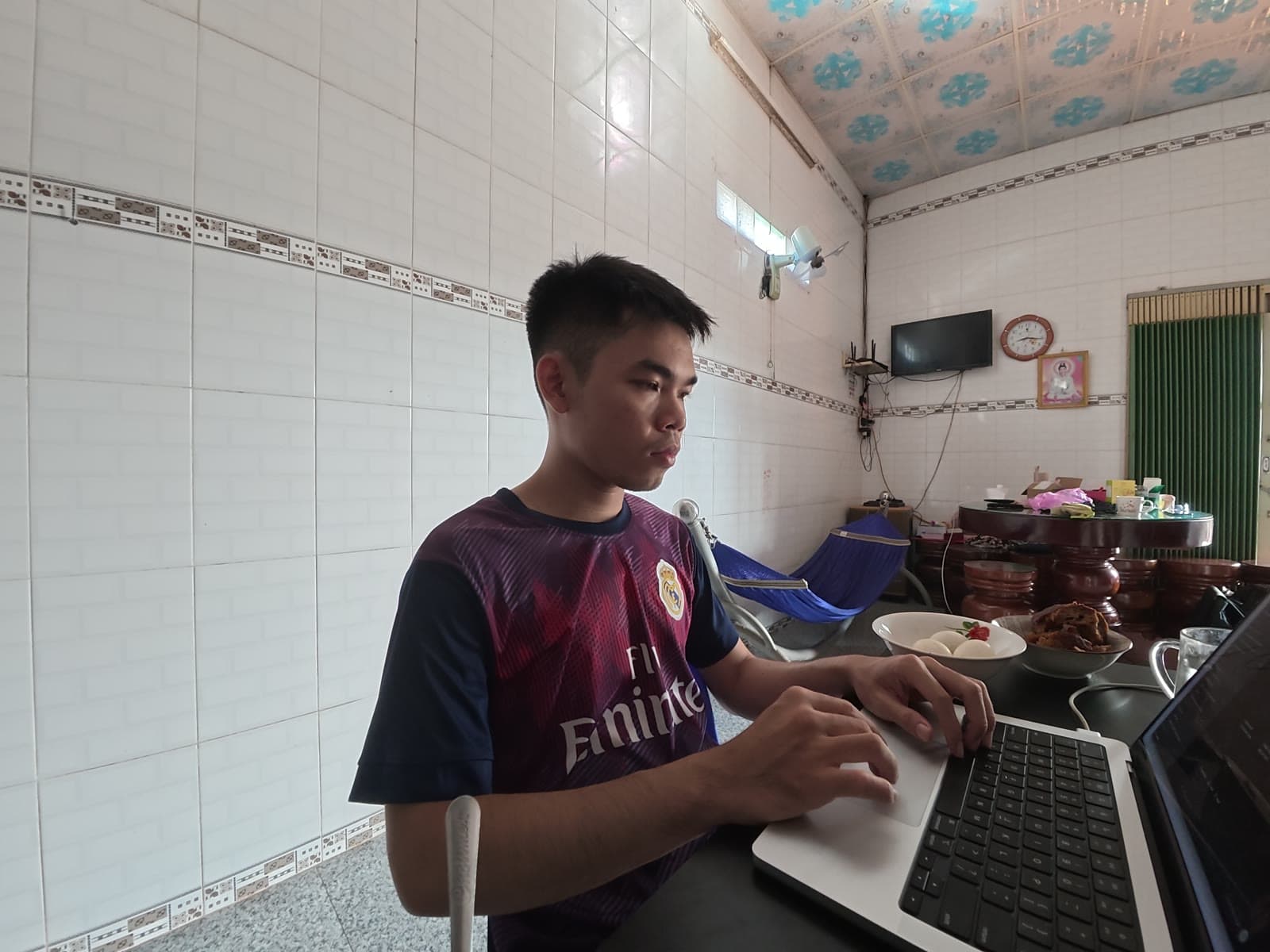 Làm việc ở bàn tại nhà dưới quê miền Tây