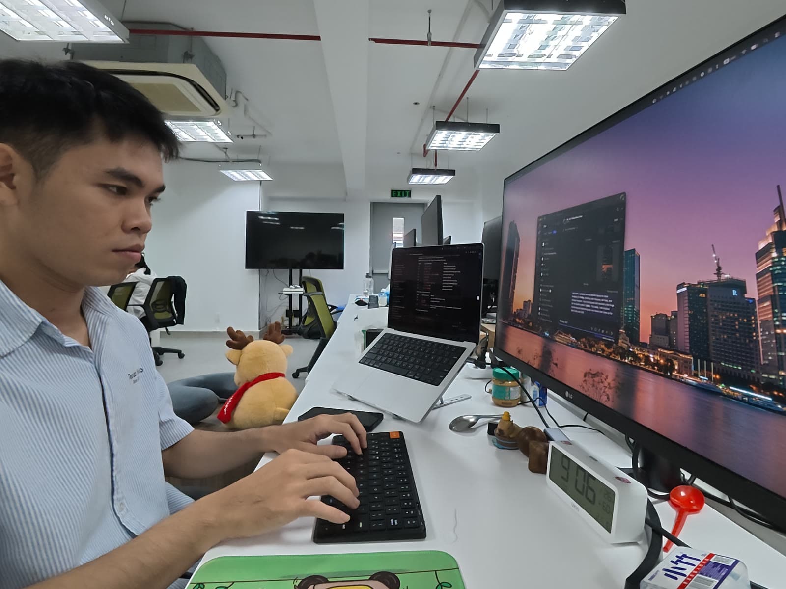 Code ở bàn làm việc văn phòng