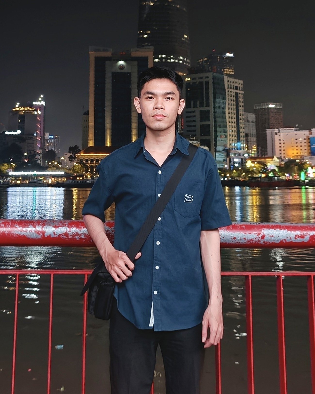 Võ Thống Khoa bên sông Sài Gòn buổi tối